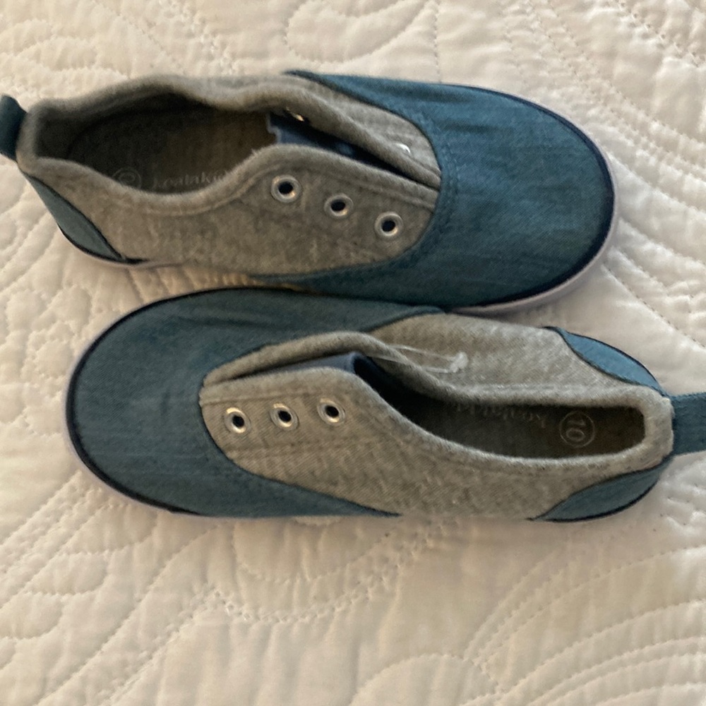 Never worn Denim blue and gray lace less decks. Real cute